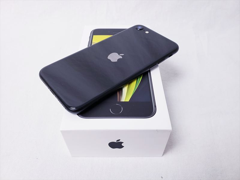 受注生産品】 iPhone SE 第2世代 ホワイトの箱と付属品